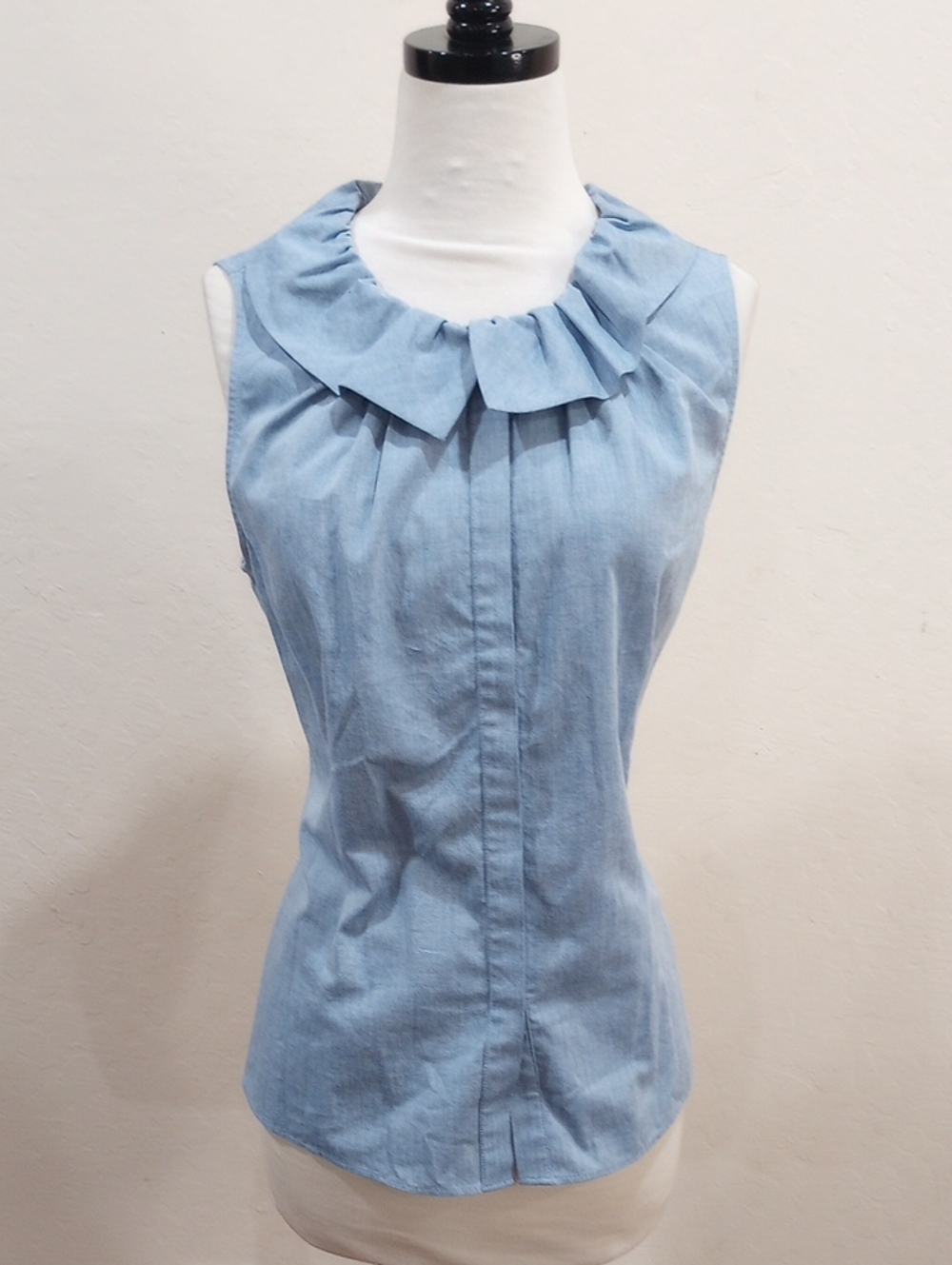 Lafayette 148 Blue Button Front Sleeveless Cotton Blouse Ruffled Collar, Size 8 - Picture 3 of 10